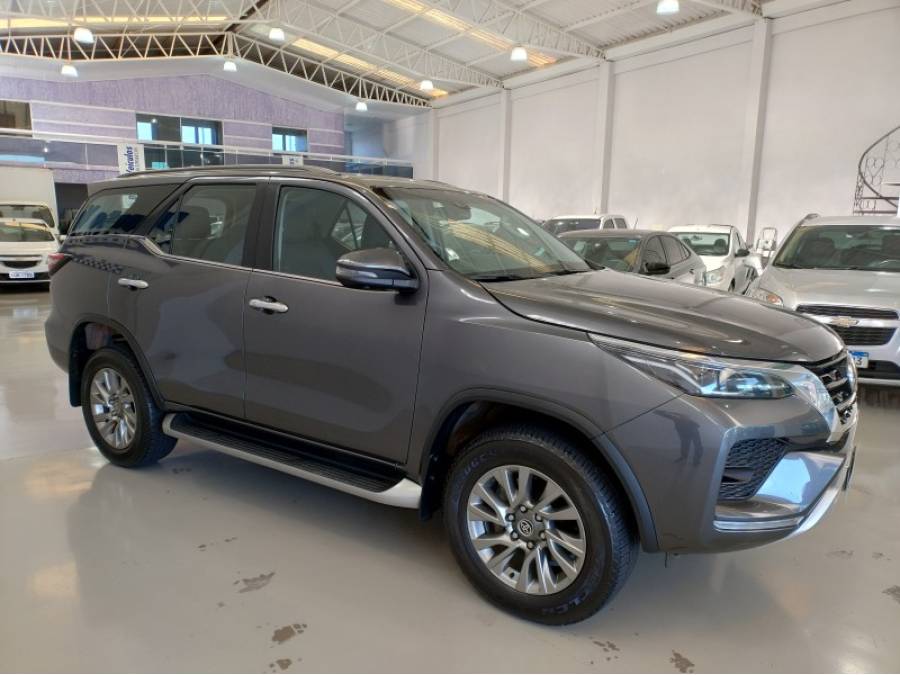 TOYOTA - HILUX SW4 - 2023/2023 - Cinza - R$ 325.000,00