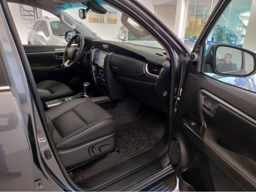 TOYOTA - HILUX SW4 - 2023/2023 - Cinza - R$ 325.000,00