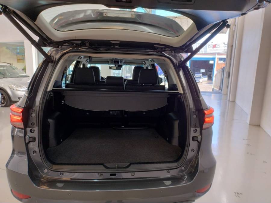 TOYOTA - HILUX SW4 - 2023/2023 - Cinza - R$ 325.000,00