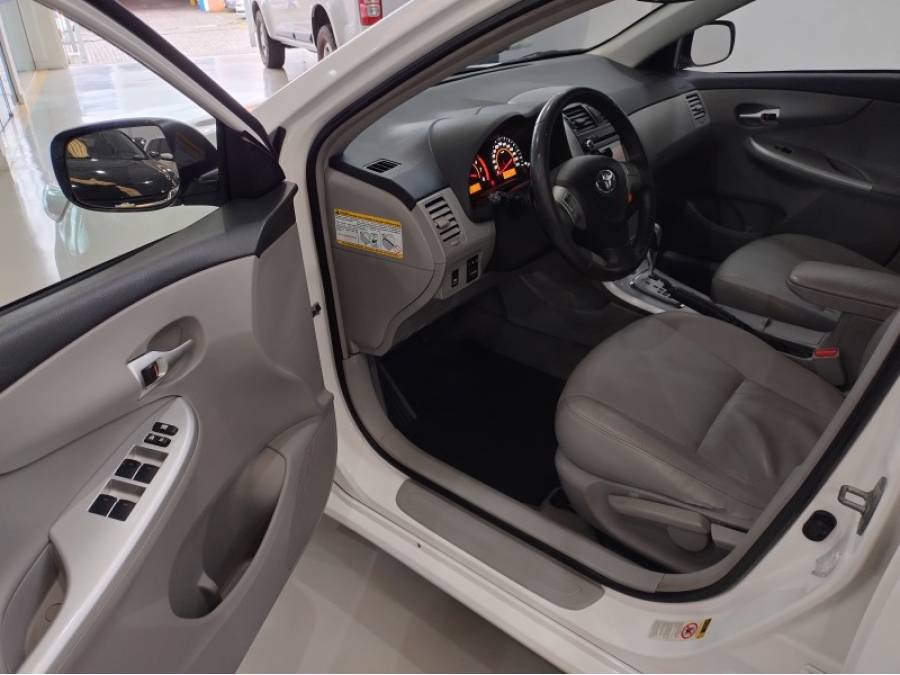 TOYOTA - COROLLA - 2013/2014 - Branca - R$ 74.900,00