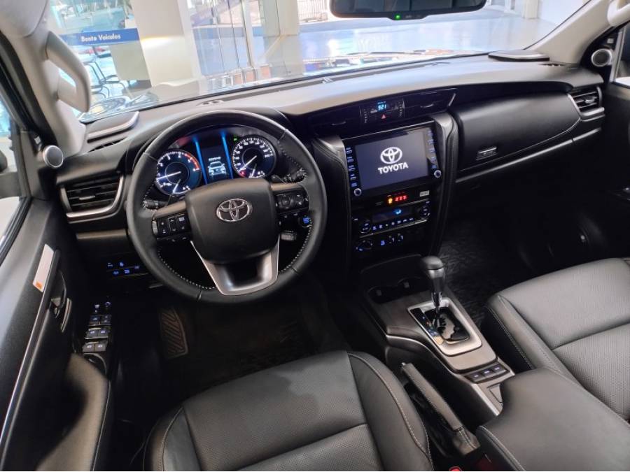 TOYOTA - HILUX SW4 - 2023/2023 - Cinza - R$ 325.000,00