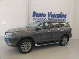 TOYOTA - HILUX SW4 - 2023/2023 - Cinza - R$ 325.000,00