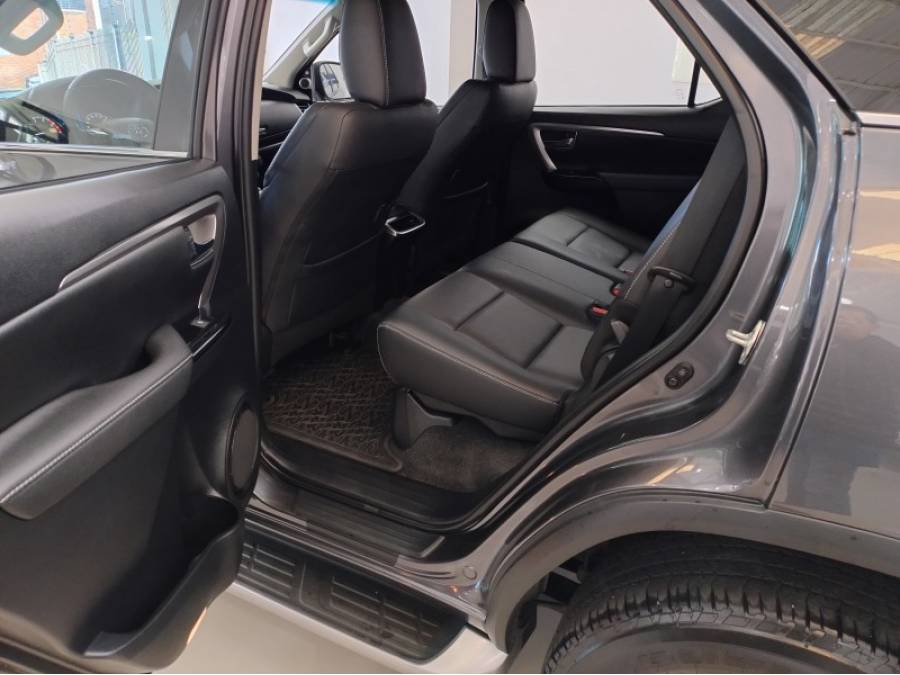 TOYOTA - HILUX SW4 - 2023/2023 - Cinza - R$ 325.000,00