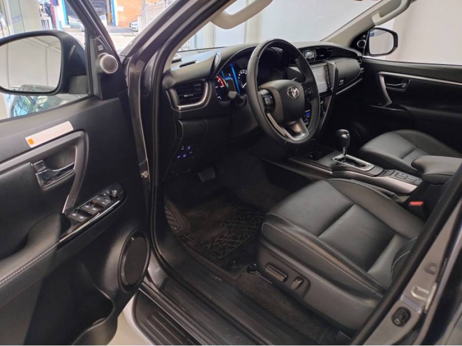 TOYOTA - HILUX SW4 - 2023/2023 - Cinza - R$ 325.000,00