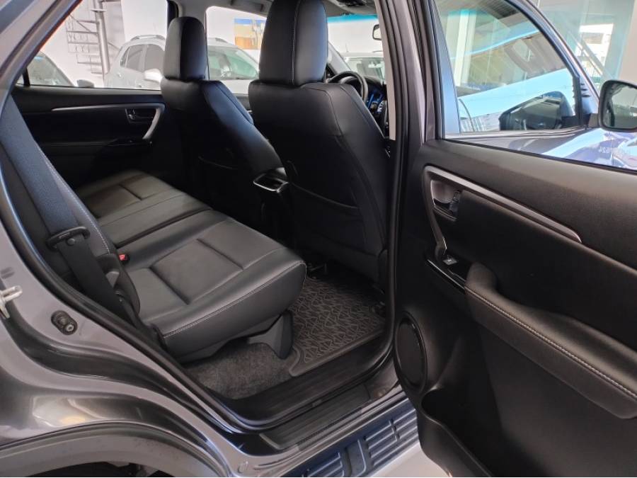 TOYOTA - HILUX SW4 - 2023/2023 - Cinza - R$ 325.000,00